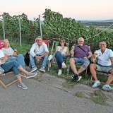 Gemütlich, gesellig genießen die Schlagerfans aus Backnang und Weissach im Tal den schönen Abend im Weinberg. Von Links: Claudia Gommel, Jutta Raissle, Reiner Gommel, Steffi Mayer, Frank Mayer und Micha Raissle. Kelter. Wein. Berg. Wandern und Geniessen rund um die Kelter in Kleinaspach. SK