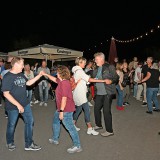 Bei Holzwart Weine tanzen die Schlagerfans zu den Herzklängen von Heike Wanner. Kelter. Wein. Berg. Wandern und Geniessen rund um die Kelter in Kleinaspach. SK