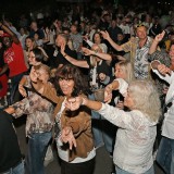Partystimmung im Weinberg. Bei Holzwart Weine tanzen die Schlagerfans zu den Herzklängen von Heike Wanner. Kelter. Wein. Berg. Wandern und Geniessen rund um die Kelter in Kleinaspach. SK