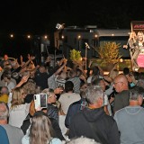 Partystimmung im Weinberg. Bei Holzwart Weine tanzen die Schlagerfans zu den Herzklängen von Heike Wanner. Kelter. Wein. Berg. Wandern und Geniessen rund um die Kelter in Kleinaspach. SK