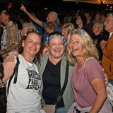 Party überall: London, Mailand, Paris, Aspach. So steht es zumindest auf dem Shirt. Kelter. Wein. Berg. Wandern und Geniessen rund um die Kelter in Kleinaspach. SK