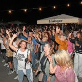 Partystimmung im Weinberg. Bei Holzwart Weine tanzen die Schlagerfans zu den Herzklängen von Heike Wanner. Kelter. Wein. Berg. Wandern und Geniessen rund um die Kelter in Kleinaspach. SK