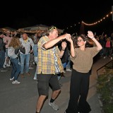 Partystimmung im Weinberg. Bei Holzwart Weine tanzen die Schlagerfans zu den Herzklängen von Heike Wanner. Kelter. Wein. Berg. Wandern und Geniessen rund um die Kelter in Kleinaspach. SK