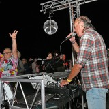 Hier wird ordentlich eingeheizt. Jochen (links) ist von der Musikauswahl begeistert. Der Aspacher DJ Cheasy bringt die Partygäste direkt an der Kelter in den Abtanzmodus. Kelter. Wein. Berg. Wandern und Geniessen rund um die Kelter in Kleinaspach. SK
