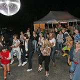 Aus den Lautsprecherboxen dröhnt der Song „Cotton Eye Joe“, ein berühmter Dance- und Country-Hit. Der Aspacher DJ Cheasy bringt die Partygäste direkt an der Kelter in den Abtanzmodus. Kelter. Wein. Berg. Wandern und Geniessen rund um die Kelter in Kleinaspach. SK