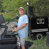 DJ Ali sorgt für gute Laune bei den Gästen am Stand der Familie Föll. Kelter. Wein. Berg. Wandern und Geniessen rund um die Kelter in Kleinaspach. SK