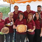 Das Team Föll arbeitet Hand in Hand und bietet neben den Weinsorten auch leckeres Essen, wie Zwiebelkuchen, Bauernbrot und weitere köstliche Sachen an. Alles mit Liebe selbstgemacht. V.l.n.r. obere Reihe: Werner Föll, Timo Föll, Zerdus Özkan 
V.l.n.r. Untere Reihe: 
Vanessa Föll, Irene Brecht, Ilona Föll, Jennifer Föll, Angelina Ehleiter. Kelter. Wein. Berg. Wandern und Geniessen rund um die Kelter in Kleinaspach. SK